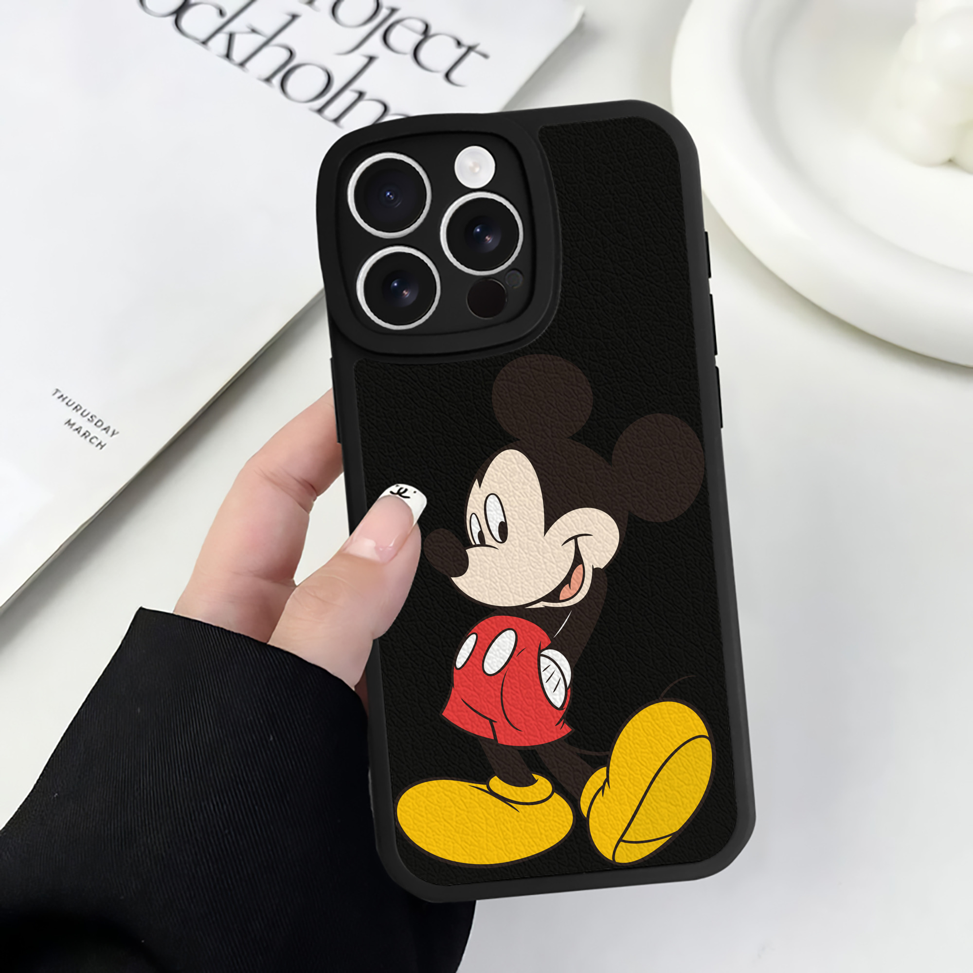 （画像用） ミッキーマウス Mickey Mouse 【iPhone 16シリーズ対応】シリコンスマホケース（レザー調） 材質：シリコン